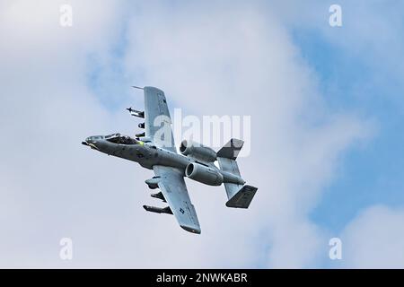 A-10C Thunderbolt-II-Flugzeuge, die von Piloten der 74. Kampfgeschwader geflogen wurden, führen am 9. Februar 2023 auf dem Luftwaffenstützpunkt Moody, Georgia, ein Luftstützungstraining mit taktischen Air Control Party Airmen der 1. Air Support Operations Group durch. Im Rahmen des Trainings wurden die Kampffähigkeiten zwischen 354. Kampfflugzeugen TACP, 23d Flügelflugzeugen und 93d Flügeln TACP für den Flugbetrieb auf dem Boden integriert. (USA Air Force Foto von 1. LT Katie Tamesis) Stockfoto