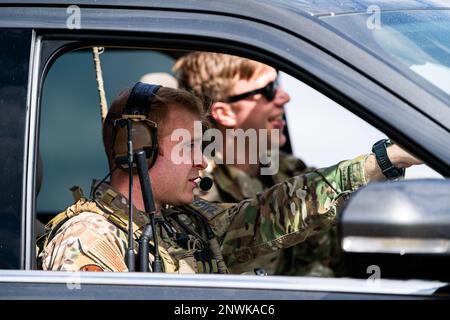 USA Air Force Tactical Air Control Party Airmen von der 1. Air Support Operations Group, Eielson Air Force Base, AK, führen ein Luftstützungstraining mit A-10C Thunderbolt IIS durch, von den 74. Und 75. Kampfgeschwadern, Luftwaffenstützpunkt Moody, Georgia, 9. Februar 2023. Im Rahmen des Trainings wurden die Kampffähigkeiten zwischen 354. Kampfflugzeugen TACP, 23d Flügelflugzeugen und 93d Flügeln TACP für den Flugbetrieb auf dem Boden integriert. (USA Air Force Foto von 1. LT Katie Tamesis) Stockfoto