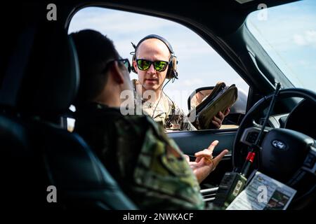 USA Air Force Tactical Air Control Party Airmen von der 1. Air Support Operations Group, Eielson Air Force Base, AK, führen ein Luftstützungstraining mit A-10C Thunderbolt IIS durch, von den 74. Und 75. Kampfgeschwadern, Luftwaffenstützpunkt Moody, Georgia, 9. Februar 2023. Im Rahmen des Trainings wurden die Kampffähigkeiten zwischen 354. Kampfflugzeugen TACP, 23d Flügelflugzeugen und 93d Flügeln TACP für den Flugbetrieb auf dem Boden integriert. (USA Air Force Foto von 1. LT Katie Tamesis) Stockfoto