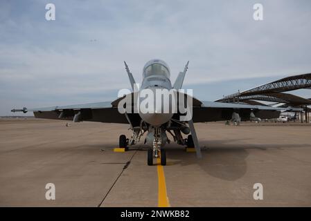 Ein F/A-18 SuperHornet von der Naval Air Station Lemoore, Kalifornien, besucht den Luftwaffenstützpunkt Vance, Okla., 1. Februar, um Gas zu geben. Die F/A-18 ist ein wetterfestes, zweimotoriges Kampfflugzeug, das von der Navy und den Marines eingesetzt wird. (USA Air Force Fotos von Airman 1. Class Ashley Crist) Stockfoto