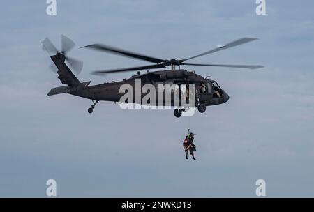 Mitglieder des FBI-Geiselrettungsteams erheben sich während einer Übung mit Charlestons lokalen Agenturen im Atlantik am 3. August 2022 zu einem H-60 M Black Hawk. Zu den externen Agenturen, die diese Schulung unterstützten, zählten das South Carolina Department of Natural Resources, die South Carolina Law Enforcement Division, die Charleston Fire Medical Unit, die Charleston Police Harbor Patrol, die Charleston County Sheriff's Office Marine Patrol, die Mount Pleasant Police Department Marine Patrol, die Charleston County Volunteer Rescue Squad, die North Charleston Police Marine Patrol, North Charleston Fire Marine Unit, St. Freier Feuer Stockfoto