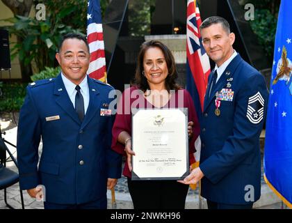 Chief Master Sgt. James Kenwolf ging am 5. Februar 2023 in den Ruhestand auf der Joint Base Pearl Harbor-Hickam, Hawaii. Kenwolf war der Einsatzleiter der 48. Flugzeughafenstaffel und verantwortlich für die Entsendung von Personal für den weltweiten Betrieb von Flugterminals zur Unterstützung von Notfalleinsätzen, Übungen, Unit-Umzügen und ausländischen humanitären Hilfs- oder Katastropheneinsätzen. Er begann seinen Dienst am 05. März 1990 -- und wird am 28. Februar in Rente gehen mit 32 Jahren engagierter Arbeit. Stockfoto