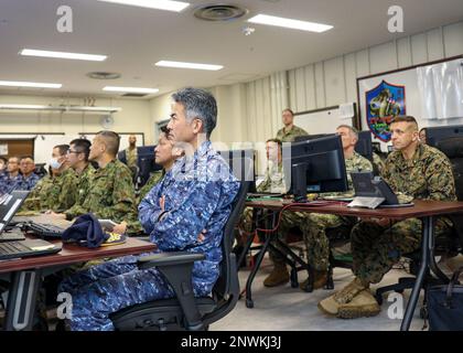 Konteradmiral Motoyuki Kanezashi, Befehlshaber der Amphibien- und Minenkriegstruppe, General Shingo Nashinoki, Kommandant der Amphibien-Brigade, wird über die Integration der Marine und das Integrated Littoral Warfare Center der Task Force 76/3 während Iron Fist 23 an Bord von Camp Courtney, Okinawa, Japan, am 16. Februar 2023 informiert. Dieser Besuch im Integrated Littoral Warfare Center fand während der Übung Iron Fist statt und bot einen Überblick über den TF 76/3, wobei der Schwerpunkt auf der Befehls- und Kontrollstruktur und der Befehlsposition lag und wie er funktioniert Stockfoto