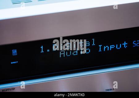 Digitaler Eingangstext auf dem LCD-Display Aluminiumfassade am Figh-End Stereo-Audio-HiFi-Receiver – Nahaufnahme mit neigbarem Objektiv Stockfoto