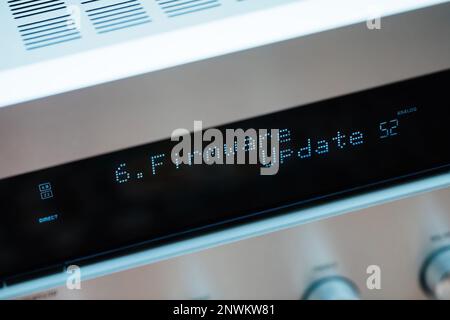 Firmware-Update-Text auf dem LCD-Display Aluminiumfassade am Figh-End Stereo-Audio-HiFi-Receiver – Nahaufnahme-neigbares Objektiv verwendet Stockfoto