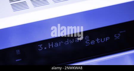 Text zur Hardware-Einrichtung auf dem LCD-Display Aluminiumfassade am Figh-End Stereo-Audio-HiFi-Receiver – Nahaufnahme mit neigbarem und verschiebbarem Objektiv Stockfoto