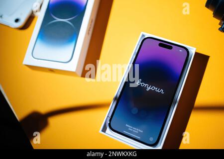 Paris, Frankreich - 17. September 2022: Auspacken des neuen Apple Computers iPhone 14 Pro mit Bonjour-Begrüßungstext in französischer Sprache auf dem Display Stockfoto