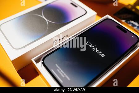 Paris, Frankreich - 17. September 2022: Auspacken des neuen Apple Computers iPhone 14 Pro mit griechischem Grußtext von Kalimera auf dem Display Stockfoto