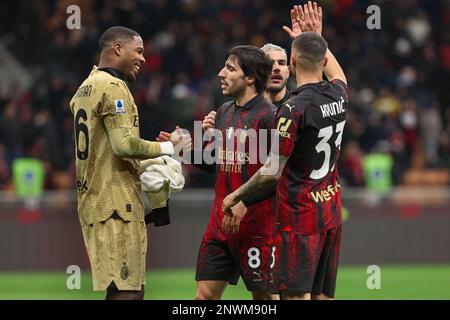 Mailand, Italien. 26. Februar 2023. Italien, Mailand, februar 26 2023: Sandro Tonali (Mittelfeldspieler AC Mailand) feiert den Sieg am Ende des Fußballspiels AC MAILAND gegen ATALANTA BC, Serie A Tim 2022-2023 day24 San Siro Stadion (Bild: © Fabrizio Andrea Bertani/Pacific Press via ZUMA Press Wire) NUR REDAKTIONELLE VERWENDUNG! Nicht für den kommerziellen GEBRAUCH! Stockfoto