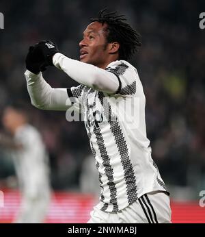 Turin, Italien. 28. Februar 2023. Juan Cuadrado vom FC Juventus feiert sein Tor während eines Fußballspiels der Serie A zwischen dem FC Juventus und Torino in Turin, Italien, am 28. Februar 2023. Kredit: Federico Tardito/Xinhua/Alamy Live News Stockfoto