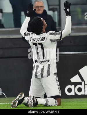 Turin, Italien. 28. Februar 2023. Juan Cuadrado vom FC Juventus feiert sein Tor während eines Fußballspiels der Serie A zwischen dem FC Juventus und Torino in Turin, Italien, am 28. Februar 2023. Kredit: Federico Tardito/Xinhua/Alamy Live News Stockfoto