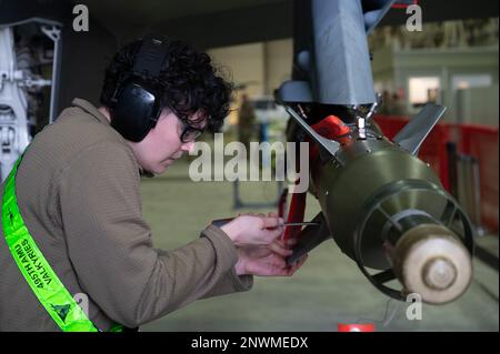 USA Air Force Airman 1. Class Maryjane Bock, ein Waffenladeraum-Mitglied der 495. Aircraft Maintenance Unit, lädt am 20. Januar 2023 bei Royal Air Force Lakenheath, England, Munition auf eine F-35 Lighting II. Der Wettbewerb bestand aus den 492., 493., 494. und 495. Mitgliedern der Kampfgeschwader. Stockfoto