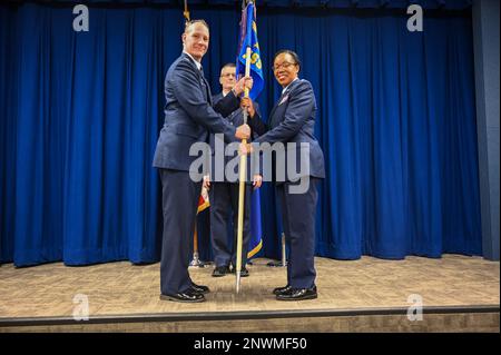 USA Oberstleutnant Clinton Cash, 908. Befehlshaber der Airlift Wing Mission Support Group, übergibt den Guidon an Oberstleutnant Tyisha Owens, ankommender Befehlshaber der 908. Force Support Squadron am 7. Januar auf dem Luftwaffenstützpunkt Maxwell, Alabama. Bei der Zeremonie, an der Freunde und Familienmitglieder teilnahmen, kamen auch Mitglieder aus ihrer neuen Einheit und ihren früheren Aufgaben zusammen. Stockfoto