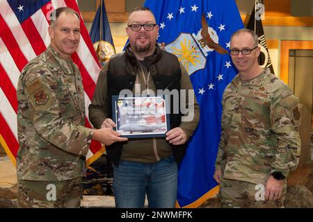 Oberstleutnant Matt Husemann, Left, 436. Luftwaffenkommandant, präsentiert Matthew Metschke, Center, Air Force Mortuary Affairs Operations Case Management Branch Chief, mit einer Top Performer of the Week Urkunde am Luftwaffenstützpunkt Dover, Delaware, 24. Januar 2023. Metschke erhielt außerdem eine Münze von Husemann und Chief Master Sgt. Timothy Bayes, rechts, 436. AW-Kommandochef, für seine mutige Führung, Teamarbeit und Innovation. Stockfoto