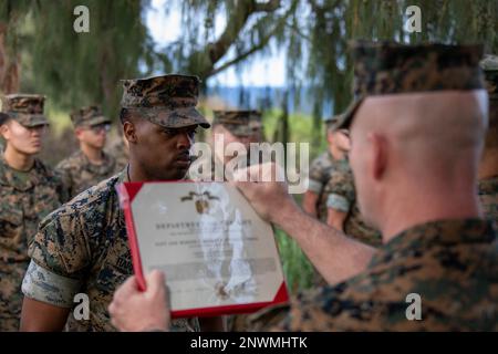 USA Marine Corps Sgt. Maj. Joseph Caputo, Marine Corps Base Hawaii Sgt. Maj., liest eine Verleihung der Navy and Marine Corps Achievement Medal während einer Anerkennungszeremonie, MCBH, 27. Januar 2022. CPL. Ormandre Harris, Personalchef der Marine Corps Air Station Kaneohe Bay, wurde 2022 zum MCBH Noncommissioned Officer of the Year ernannt. Stockfoto