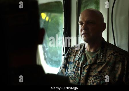 USA Marinekorps, Lieutenant General David Bellon, Kommandeur der USA Marine Corps Forces, Süd und USA Marine Corps Forces Reserve, steht an Bord eines kolumbianischen Navy Kampfschiffes auf dem Atrato River nahe der kolumbianischen Marinebasis Turbo, Turbo, Kolumbien, 24. Januar 2023. Bellon, seine Mitarbeiter und Anführer des 4. Assault-Amphibienbataillons reisten nach Kolumbien, um sich mit der Führung des Infantería de Marina Colombiana (Kolumbianisches Marine-Korps) zu treffen, um die Partnerschaft zwischen den beiden Navies und dem Marine-Korps weiter zu stärken. Stockfoto