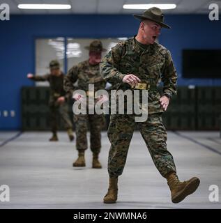 Rekruten der Mike Company, 3. Recruit Training Bataillon, werden ihren Trainingsinstruktoren an Bord des Marine Corps Recruit Depot Parris Island, S.C., am 10. Februar 2023 vorgestellt. Am Black Friday treffen sich die Rekruten zum ersten Mal mit den Ausbildern, die für die dreizehn Wochen der Rekrutierungsschulung zuständig sind. Stockfoto