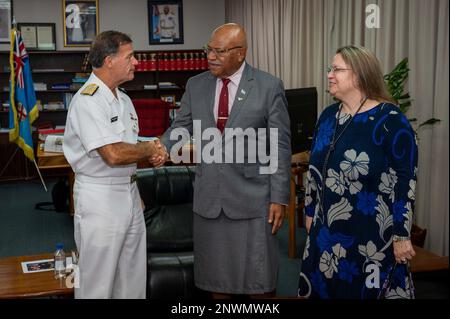 SUVA, Fidschi (31. Januar 2023) ADM. John C. Aquilino, Commander of U.S. Das indo-pazifische Kommando, links, schüttelt dem Fidschi-Ministerpräsidenten Sitiveni Rabuka die Hand. Die USINDOPACOM hat sich verpflichtet, die Stabilität in der asiatisch-pazifischen Region durch die Förderung der Sicherheitszusammenarbeit, die Förderung einer friedlichen Entwicklung, die Reaktion auf Eventualitäten, die Abschreckung von Aggressionen und, falls erforderlich, Kämpfe um den Sieg. Stockfoto