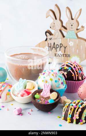 Heiße Kakaobomben serviert mit heißer Schokolade zu Ostern. Stockfoto