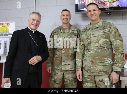 Römisch-katholischer Erzbischof Timothy P. Broglio vom Erzdiözese für den Militärdienst, Oberstleutnant Ben Hines, Kaplan, Area Support Group – Kuwait, und Oberst Martin A. Wohlgemuth, Kommandant, ASG-KU, posieren für ein Foto während eines Meet-and-Greet-Event, Camp Arifjan, Kuwait, 29. Januar 2023. Broglio von der Erzdiözese für den Militärdienst und Präsident der USA Die Konferenz der katholischen Bischöfe führt einen Besuch in Kuwait durch und trifft sich mit Soldaten im ganzen Land. Stockfoto