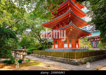 Fukuoka, Japan - Nov. 20 2022: Tochoji-Tempel im Stadtteil Hakata. Erbaut von Kobo Daishi am Meer, an den heutigen Ort von Kuroda Taday verlegt Stockfoto
