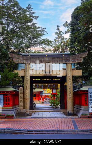 Fukuoka, Japan - Nov. 21 2022: Der Suikyo-Tenmangu-Schrein lag ursprünglich im Gebiet Imaizumi und wurde von Kuroda Nagamasa, dem Ersten lord, zu diesem Ort verlegt Stockfoto