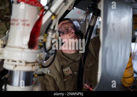 Senior Airman Nick Madson, 18. Equipment Maintenance Squadron Repair and Reclamation Journeyman, verbindet einen Hydraulikschlauch mit einem F-15D Eagle am Luftwaffenstützpunkt Kadena, Japan, 25. Januar 2023. Die Flugzeuge des 18. EMS unterstützen die Flugmission durch Munition, Flugzeuge und andere Wartungsarbeiten. Stockfoto