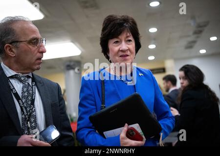 Washington, USA. 28. Februar 2023. Senatorin Susan Collins (R-ME) spricht zu den Medien in den USA Capitol, in Washington, DC, am Dienstag, den 28. Februar, 2023. (Graeme Sloan/Sipa USA) Kredit: SIPA USA/Alamy Live News Stockfoto