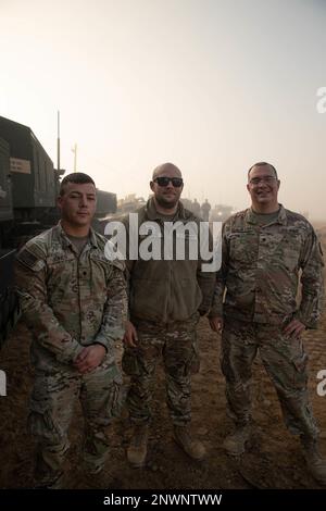 Soldaten mit dem 2. Bataillon, dem 130. Artillerie-Regiment, Task Force Spartan, posieren für ein Foto neben ihrem High Mobility Artillery Rocket System während der Übung Juniper Oak 2023. Bei der Übung handelt es sich um eine groß angelegte bilaterale, multidisziplinäre militärische Übung, die die Interoperabilität zwischen US-amerikanischen und israelischen Streitkräften verbessern soll und zu einer integrierten regionalen Sicherheit beiträgt Stockfoto