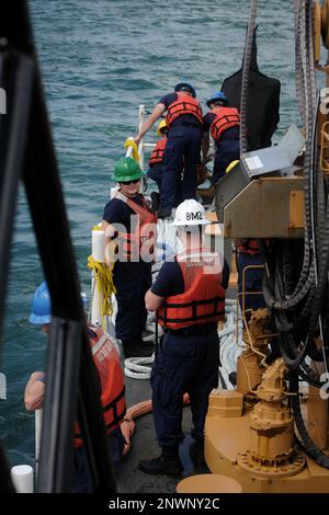 Besatzungsmitglieder von USCGC Stone (WMSL 758) verstauen am 2. Februar 2023 in Suape, Brasilien, Anlegestellen. Stone ist im Südatlantik im Einsatz, um illegale maritime Aktivitäten zu bekämpfen und die Beziehungen zur maritimen Souveränität in der gesamten Region zu stärken. Stockfoto