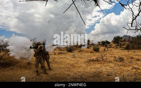 SPC. Kevin Poppe, Left, und Staff Sgt. Daniel Vatterott, Fallschirmjäger der Chosen Company, 2. Bataillon, 503. Parachute Infantry Regiment, 173. Airborne Brigade, führen während des Exercise Justified Accord 23 (JA23) in Isiolo, Kenia, am 19. Februar 2023 eine AT4-Reichweite durch. JA23 ist in den USA Größte Übung des Kommandos Afrika in Ostafrika. Angeführt von U.S. Army Southern European Task Force, Africa (SETAF-AF), diese multinationale Übung bringt mehr als 20 Länder aus vier Kontinenten zusammen, um die Bereitschaft der Partner für Friedenssicherungsmissionen, Krisenreaktion und humanitäre Hilfe zu erhöhen. Stockfoto