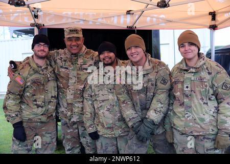 USA Armeegeneral Darryl A. Williams, kommandierender General, USA Army Europe and Africa, posiert mit Mitgliedern der 44. Expeditionary Signal Battalion-Enhanced Bravo Company bei einem Besuch im Europe/Africa Dodin Operations Center am 27. Januar 2023 in USAG Wiesbaden. Während seines Besuchs traf General Williams auch mit Mitgliedern des Regional Cyber Center-Europe und der 2D Theater Signal Brigade zusammen und erhielt von jedem 2D TSB-Bataillon Missionsbriefe. Stockfoto