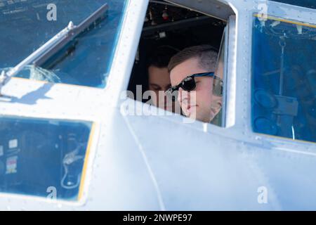 Flugbesatzung der 43. Electronic Combat Squadron führt am Luftwaffenstützpunkt Davis-Monthan, Arizona, am 18. Januar 2023 Inspektionen vor dem Flug durch. Der 43. ECS fliegt die EC-130H, um seine Mission zur elektronischen Flugführung als Teil der einzigen elektronischen Kampfgruppe in den USA durchzuführen Die Luftwaffe. Stockfoto