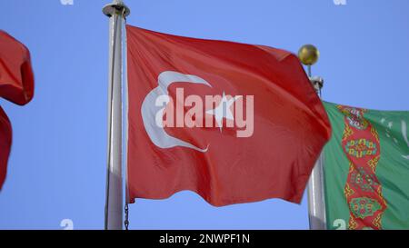 Flaggen verschiedener Nationen auf der United Nations Plaza in New York - Straßenfotografie Stockfoto