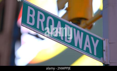 Broadway-Straßenschild in Manhattan - Straßenfotografie Stockfoto