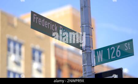 Frederick Douglass Boulevard in Harlem New York - Straßenfotografie Stockfoto