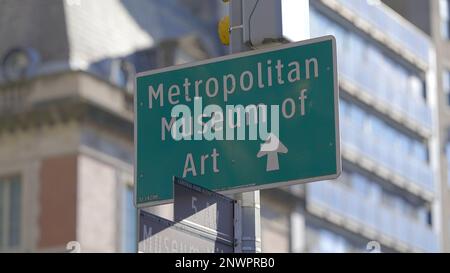 Wegweiser zum Metropolitan Museum in Manhattan - Straßenfotografie Stockfoto