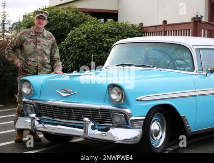 Oberstleutnant Andrew Larkin posiert am 17. Januar 2023 vor dem Camp