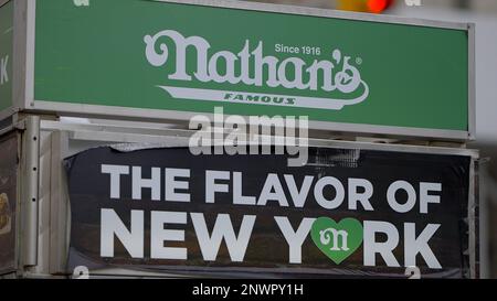 Nathans - die berühmten Hot Dogs in New York - NEW YORK CITY, USA - 14. FEBRUAR 2023 Stockfoto