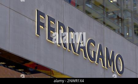 Ferragamo Store in der 5. Avenue in New York - NEW YORK CITY, USA - 14. FEBRUAR 2023 Stockfoto