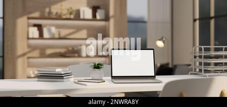 Moderner, weißer Schreibtisch in modernem, privatem Bürozimmer mit Laptop-Mockup, Buch, Dokumentenfach und Dekor. Büroleitung des CEO Stockfoto