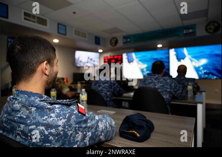 MANAMA, Bahrain (23. Januar 2023) Mitglieder der Combined Task Force (CTF) 152 der Combined Maritime Forces nehmen am 23. Januar an einem Briefing zu unbemannten Systemen und künstlicher Intelligenz im Task Force 59 Robotics Operations Center in Manama, Bahrain, Teil. Die CTF 152 ist innerhalb des Arabischen Golfs tätig, um die maritime Sicherheit zu gewährleisten und die regionale maritime Zusammenarbeit zu fördern. Stockfoto