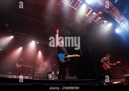 BARCELONA - 20. FEBRUAR: All Time Low (Band) tritt am 20. Februar 2023 in Barcelona, Spanien, auf der Bühne der Razzmatazz Stage auf. Stockfoto