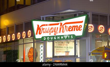 Krispy Kreme Doughnuts am Times Square New York - NEW YORK CITY, USA - 14. FEBRUAR 2023 Stockfoto