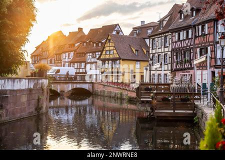 Blick auf die Stadt Colmar mit zahlreichen Fachwerkhäusern, La Petite Venise, Colmar, Bas-Rhin, Frankreich Stockfoto