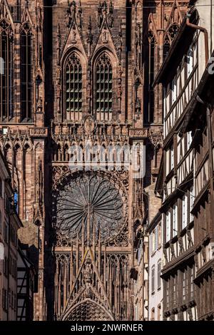 Straßburger Kathedrale, Liebfrauenmünster, die Kathedrale Notre-Dame de Straßburg ist eine der wichtigsten Kathedralen in der Geschichte Europas Stockfoto