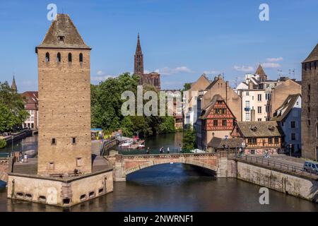 Türme der überdachten Brücken, die Ponts Coverts sind Teil der ehemaligen Stadtbefestigungen. Im Hintergrund der Turm der Kathedrale Stockfoto