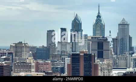 Die berühmten Wolkenkratzer von Philadelphia - Luftaufnahme - PHILADELPHIA, PENNSYLVANIA - 16. FEBRUAR 2023 Stockfoto