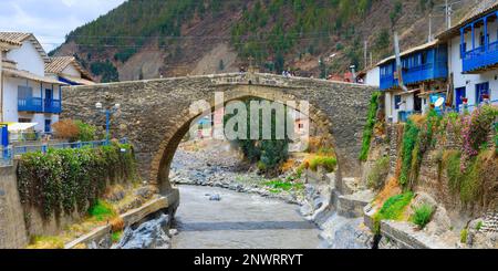 König Karl III. Brücke, Paucartambo, Cusco Region, Peru Stockfoto