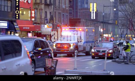 Krankenwagen in den Straßen von New York - NEW YORK CITY, USA - 14. FEBRUAR 2023 Stockfoto